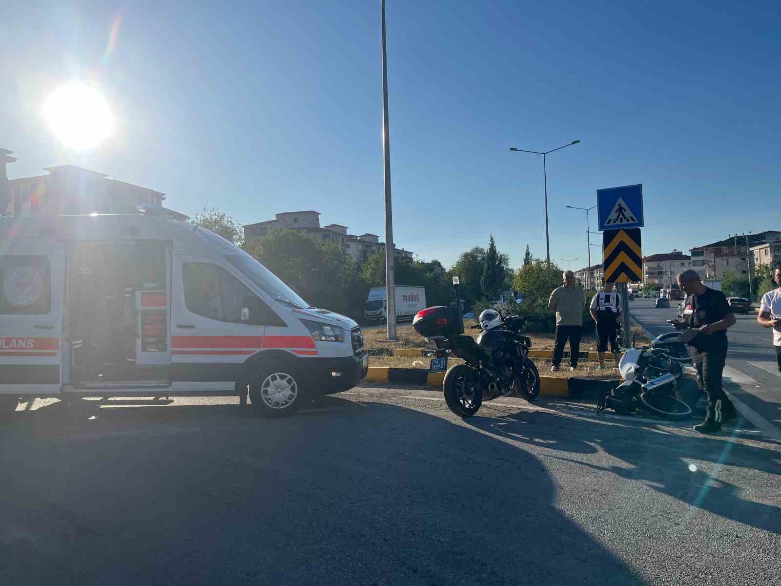 Önce otomobile sonra refüje çarptı: 1 yaralı 
