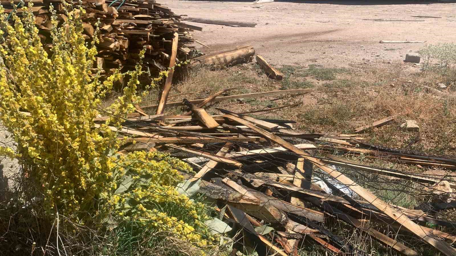 Karaman’da tutuşan keresteleri itfaiye söndürdü 