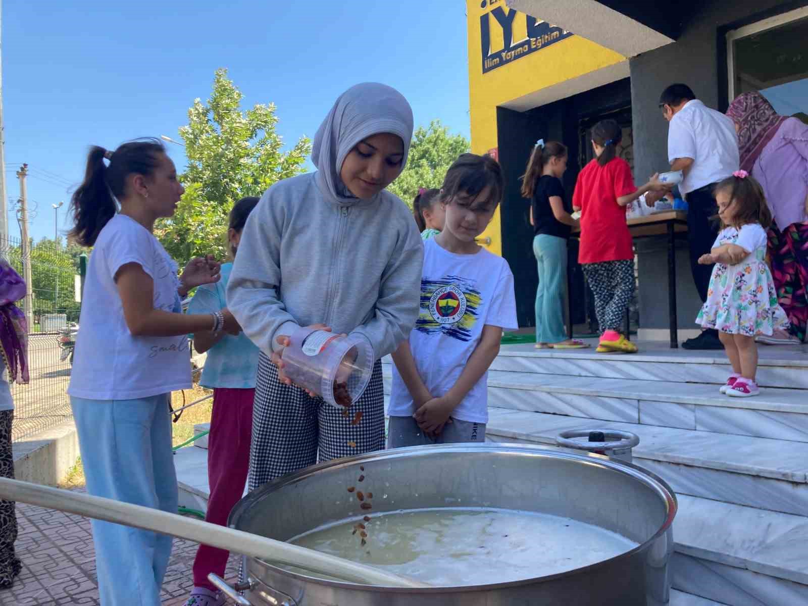 Sındırgı’da yaz okulu öğrencilerinden aşure hayrı 
