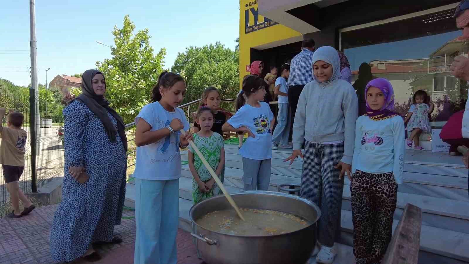 Sındırgı’da yaz okulu öğrencilerinden aşure hayrı 