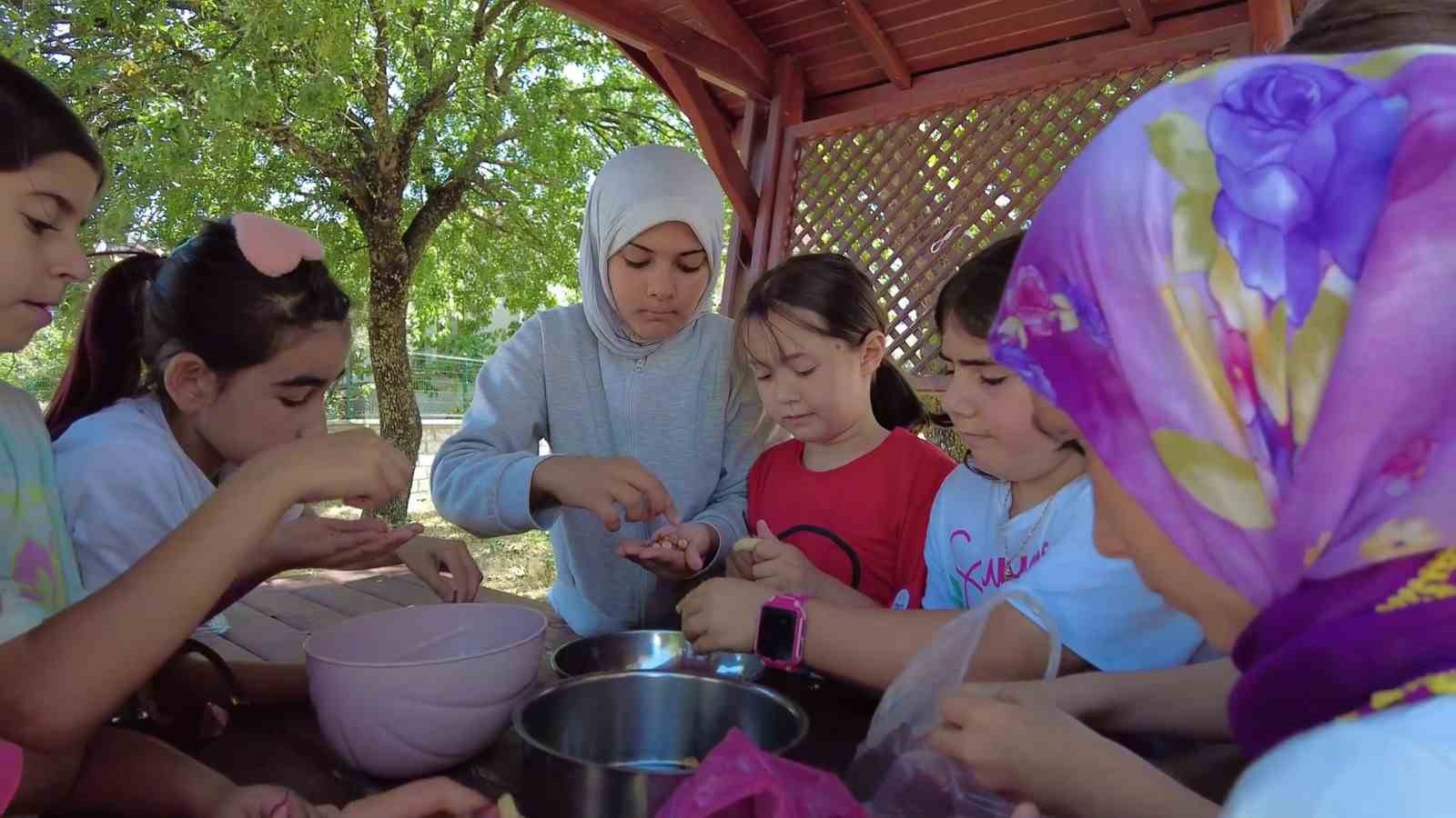 Sındırgı’da yaz okulu öğrencilerinden aşure hayrı 