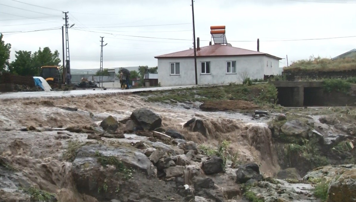 Kars’ta sağanak yağış sele yol açtı: Evler sular altında kaldı 