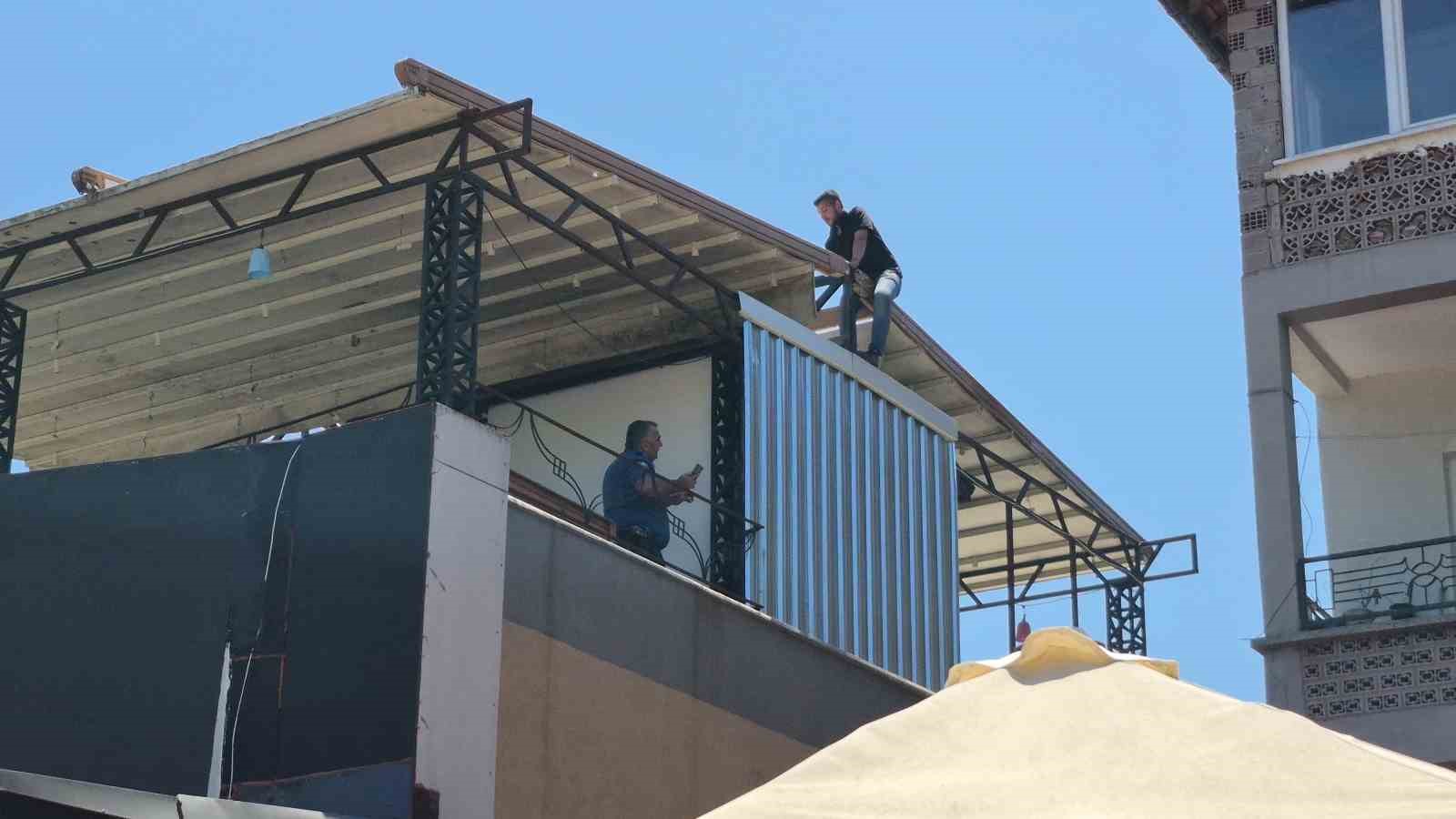 Belediye başkanı ile görüşmek isteyen kişi çatıya çıktı 