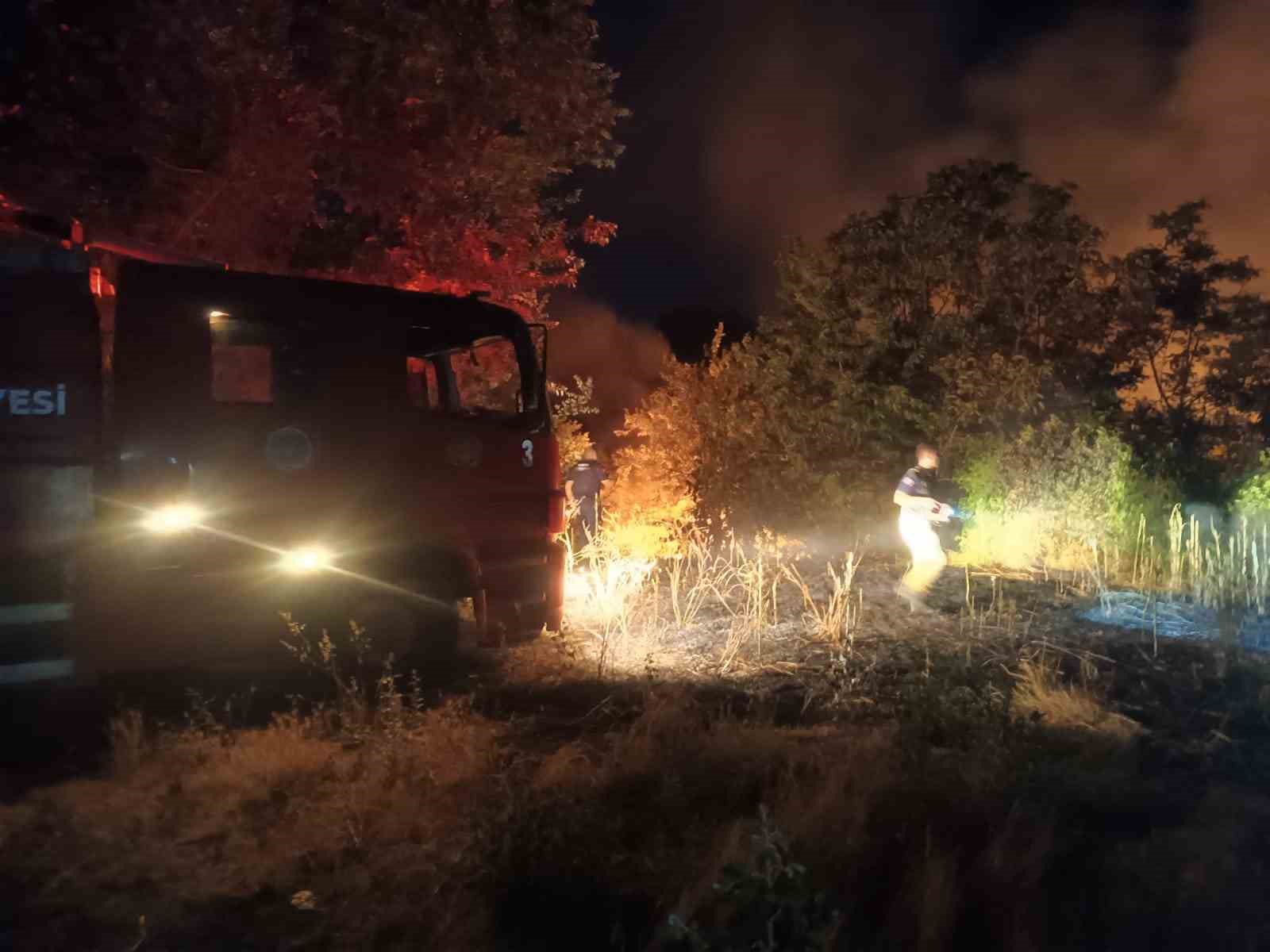 Otluk alanda çıkan yangın ağaçlık alana sıçradı 