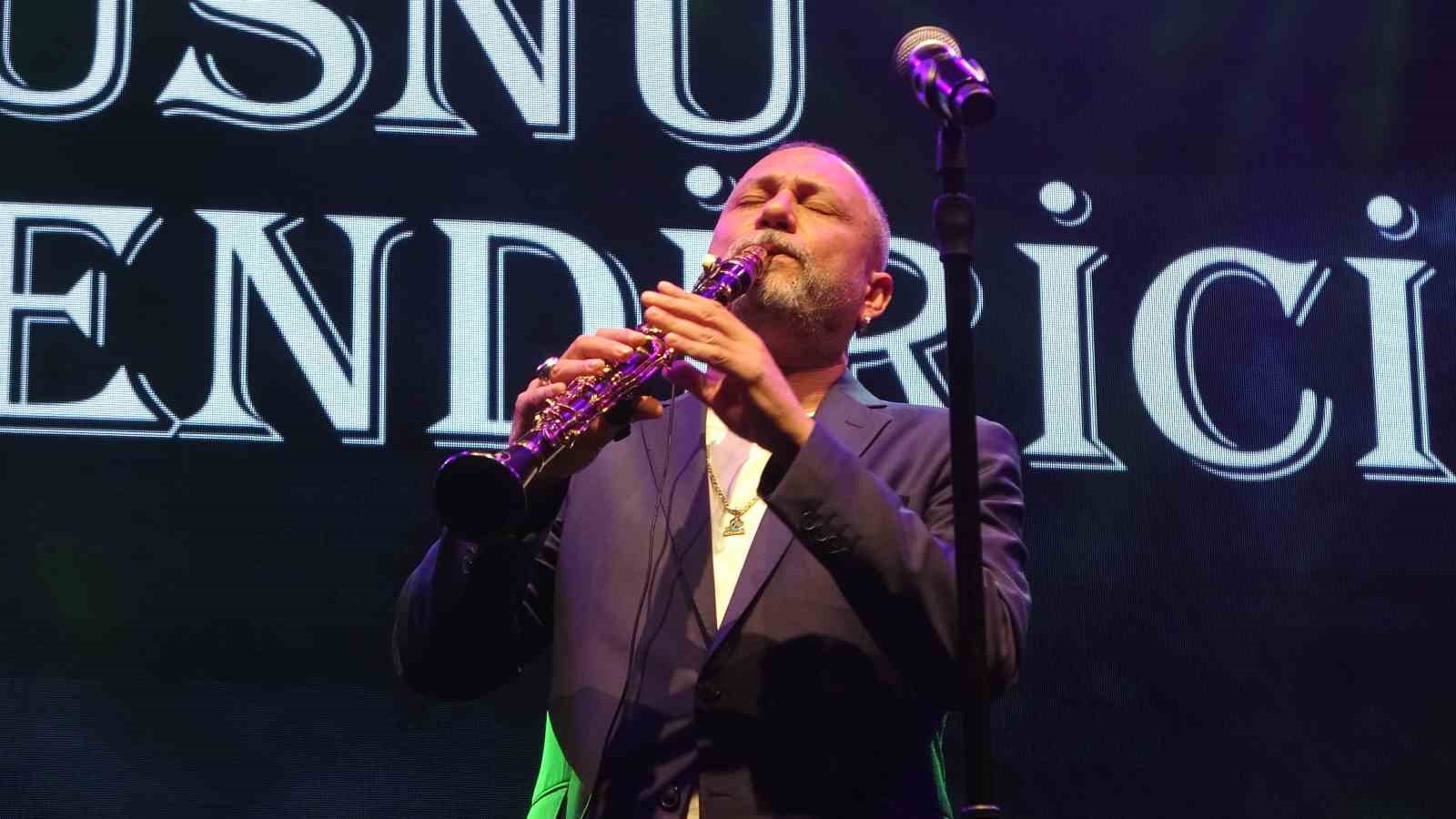Karabiga’da Priapos Deniz Festivali’nde Hüsnü Şenlendirici ve Emre Fel rüzgarı esti 