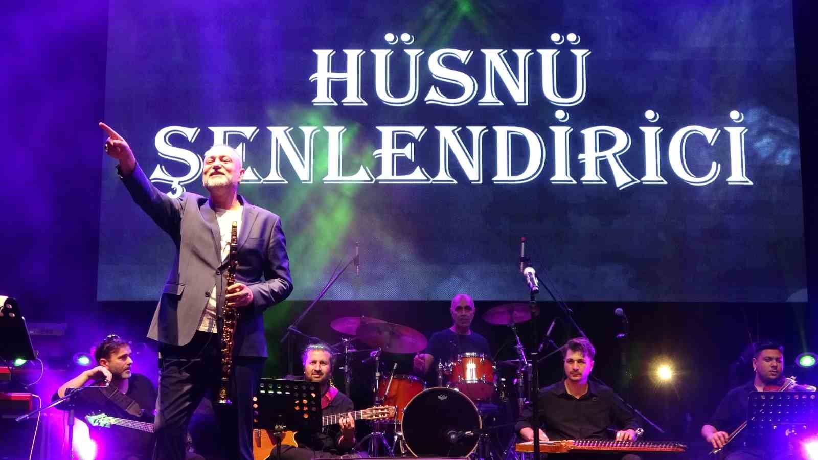 Karabiga’da Priapos Deniz Festivali’nde Hüsnü Şenlendirici ve Emre Fel rüzgarı esti 