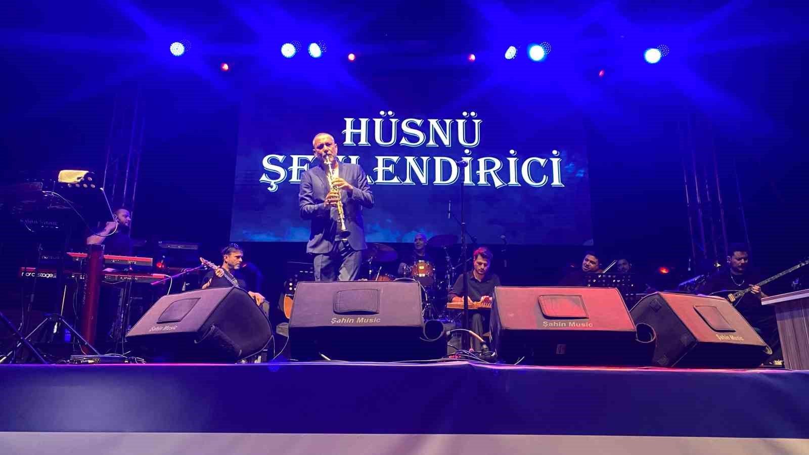 Karabiga’da Priapos Deniz Festivali’nde Hüsnü Şenlendirici ve Emre Fel rüzgarı esti 