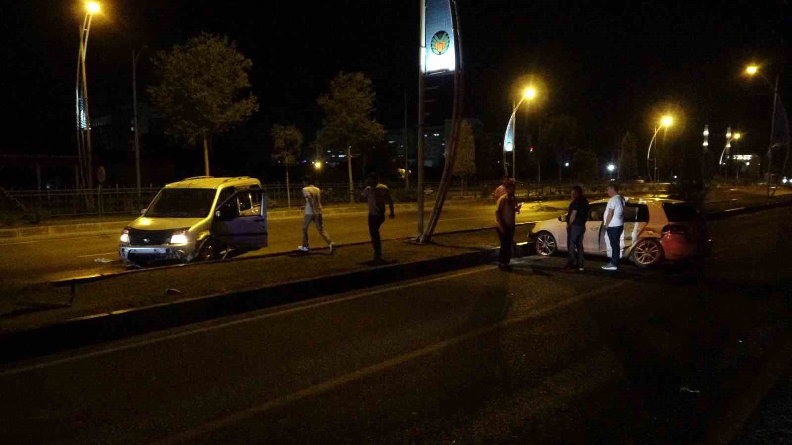 Malatya’da hafif ticari araç ile otomobil çarpıştı: 2 yaralı 