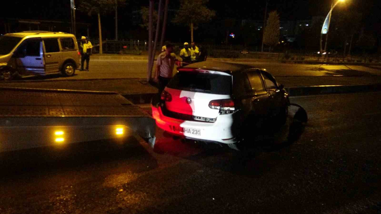 Malatya’da hafif ticari araç ile otomobil çarpıştı: 2 yaralı 