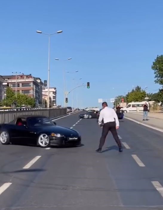 Arnavutköy’de trafik magandaları düğün konvoyunda tehlike saçtı: Kırmızı ışıkta böyle drift attılar 