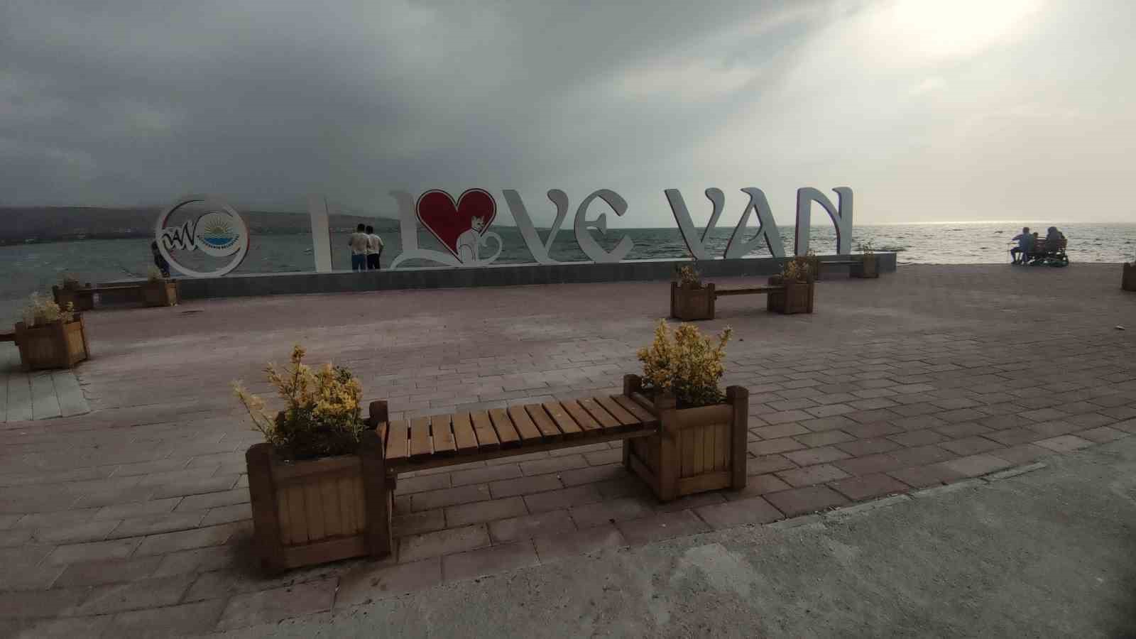 Van’da şiddetli rüzgar: Dalgalar Van Gölü sahilini dövdü 