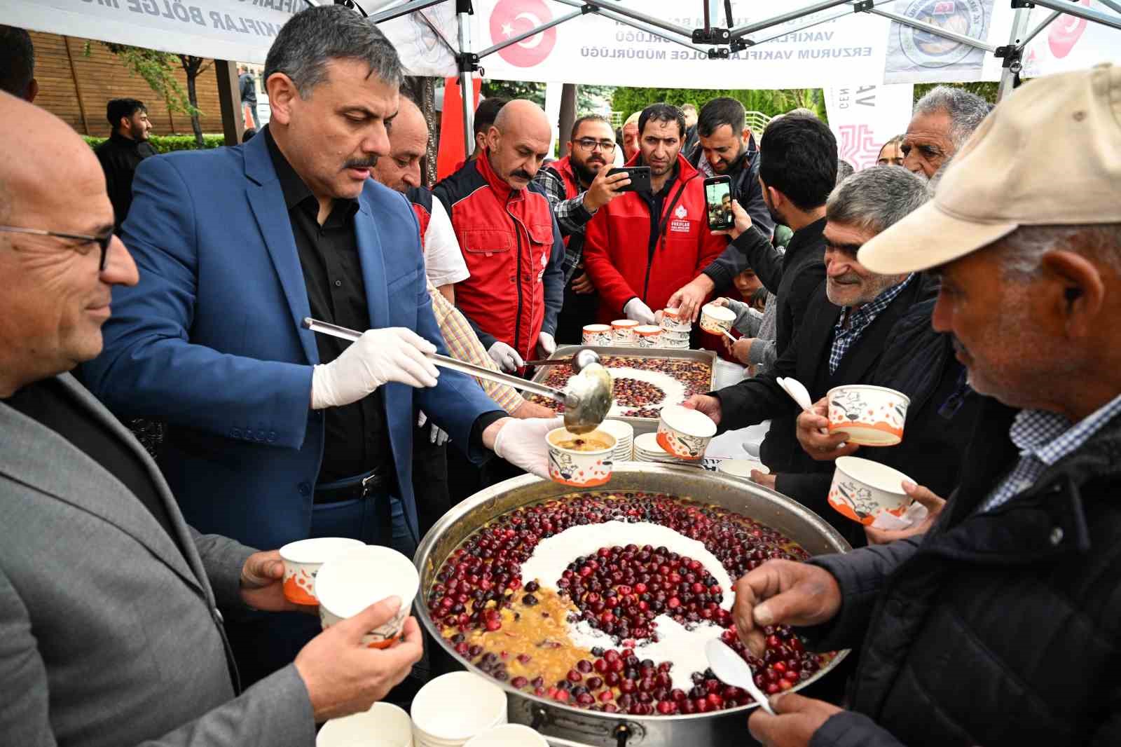Vali Çiftçi vatandaşlara aşure dağıttı 