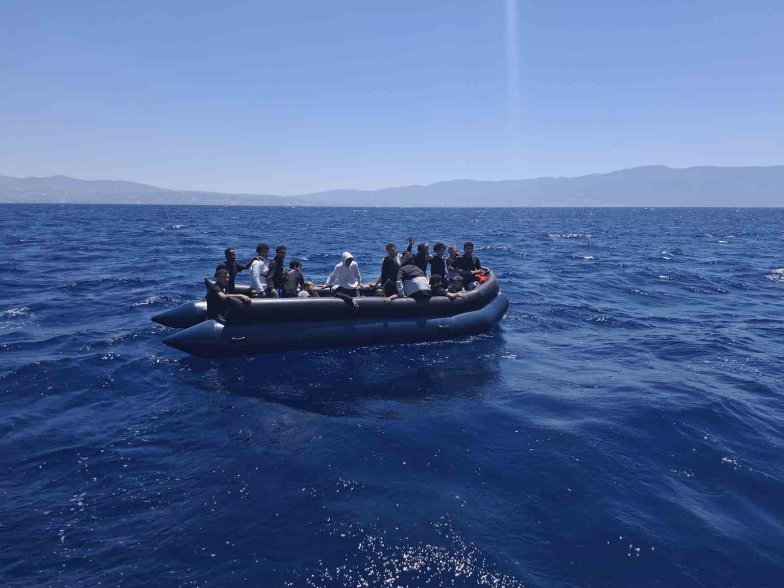 Kuşadası’nda 22 düzensiz göçmen kurtarıldı