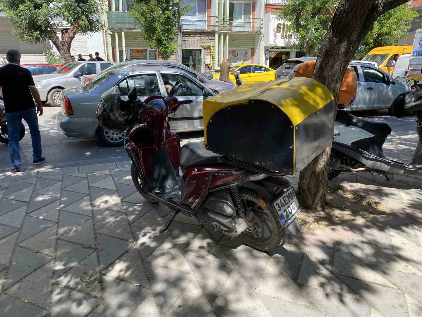 Otomobil ile motosikletli kurye çarpıştı: 1 yaralı 