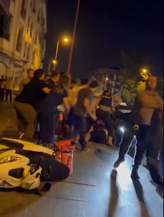 Kaza sonrası çıkan tartışmaya sürücülerim yakınları da dahil oldu: Ortalık savaş alanına döndü 