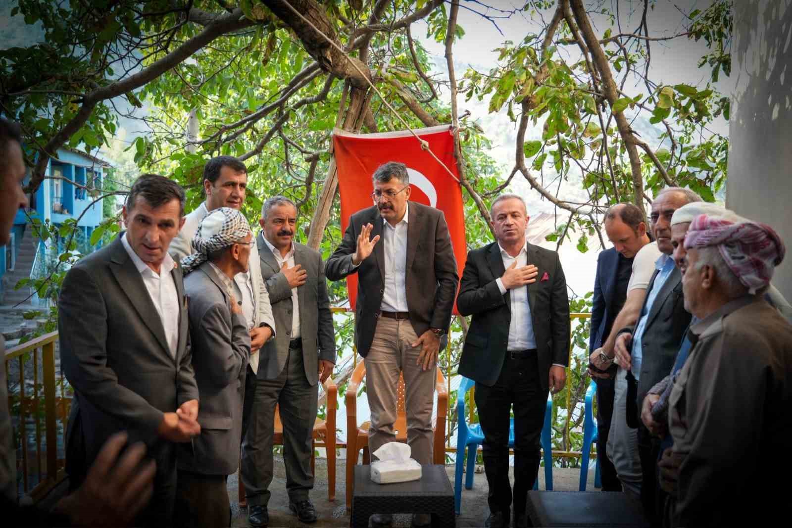 Vali Çelik, Şemdinli’ye bağlı köylerde yol çalışmalarını inceledi 