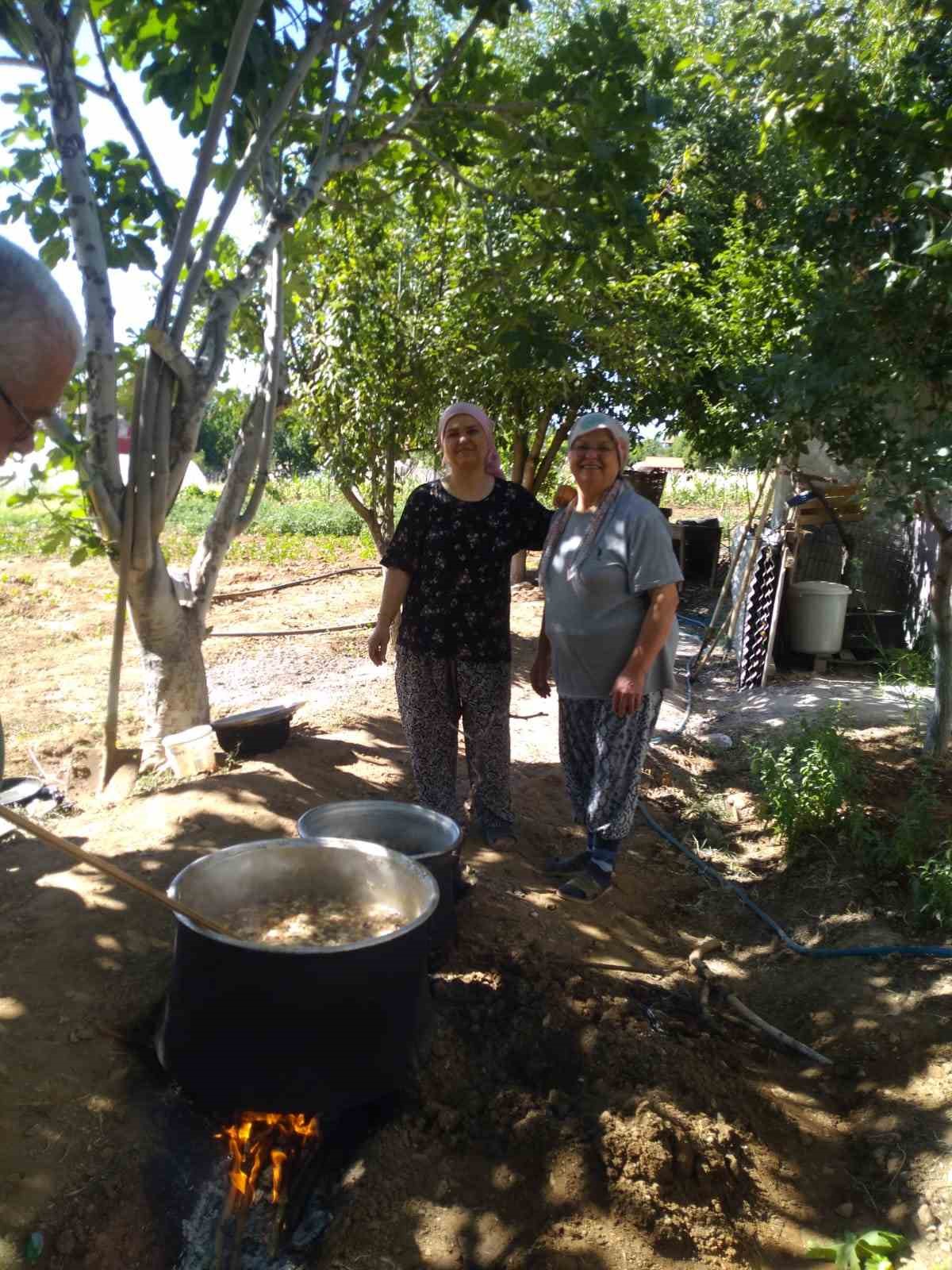 Evlerde aşure kazanları bolluk ve bereket için kaynıyor 