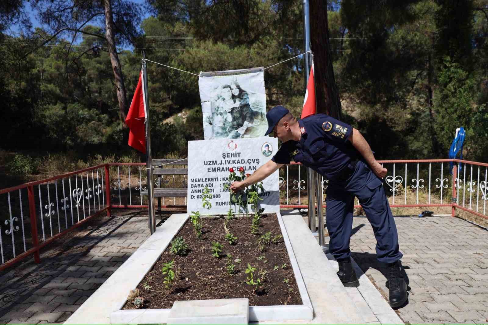 Şehit Uzman Çavuş Ceylan, mezarı başında anıldı 
