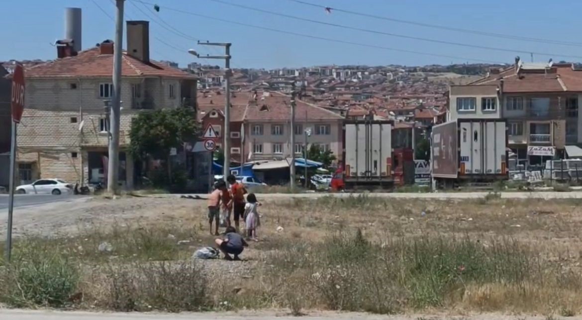 Çevre için ter döken çocuklara esnaftan dondurmalı teşekkür 