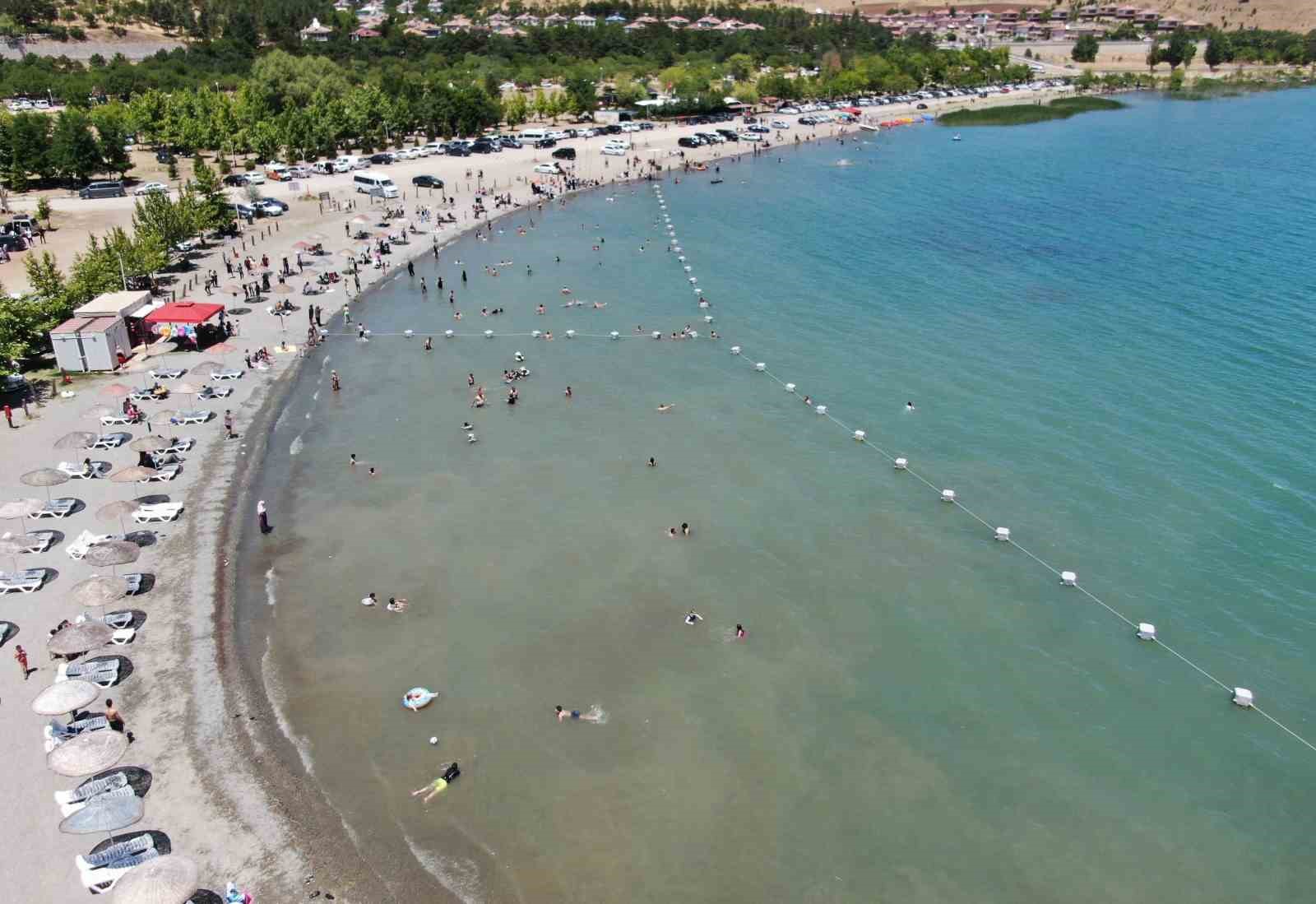 Tatilciler Ege sahillerini aratmayan Hazar Gölü’ne akın etti 