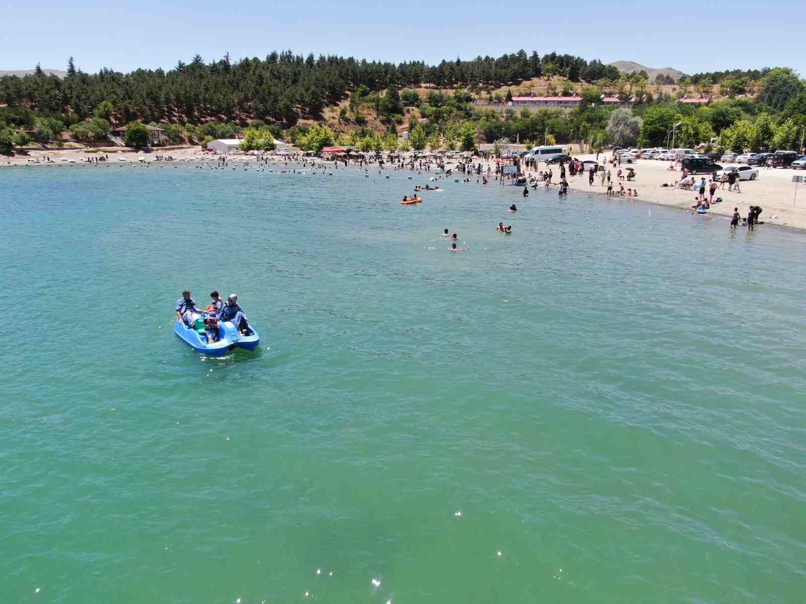 Tatilciler Ege sahillerini aratmayan Hazar Gölü’ne akın etti 