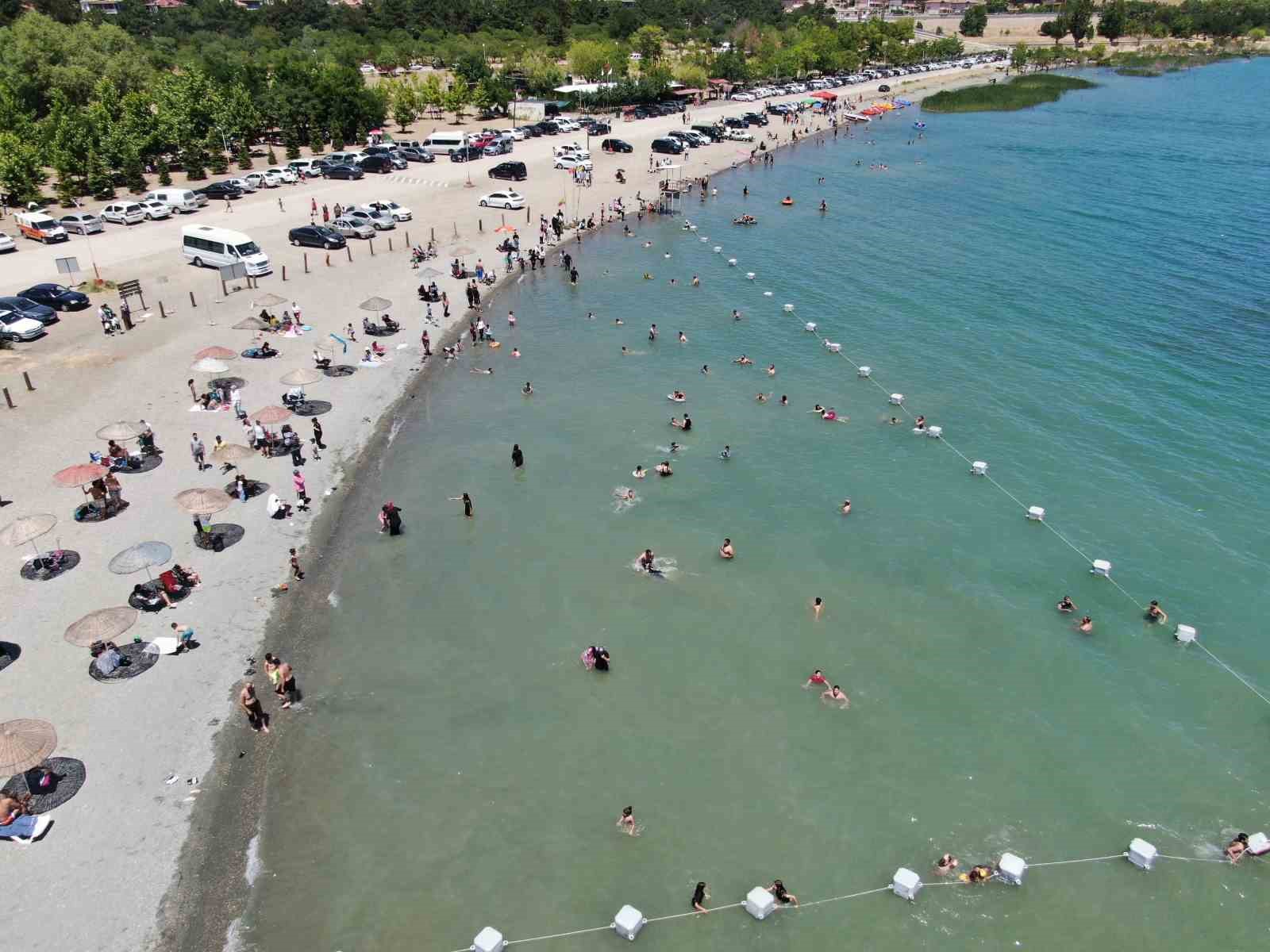 Tatilciler Ege sahillerini aratmayan Hazar Gölü’ne akın etti 
