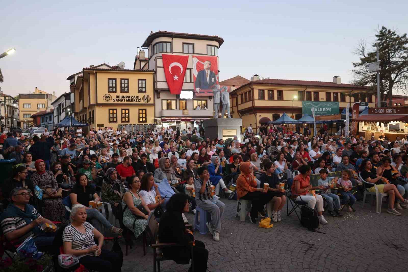Odunpazarı’nda ’Açık Hava Film Günleri’ nostaljik bir başlangıç yaptı 