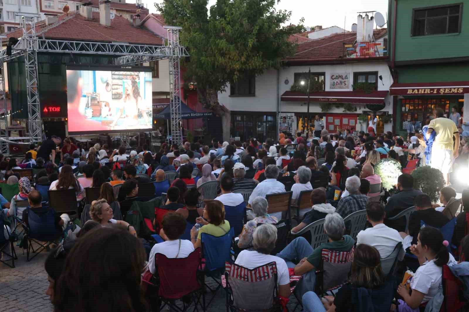 Odunpazarı’nda ’Açık Hava Film Günleri’ nostaljik bir başlangıç yaptı 