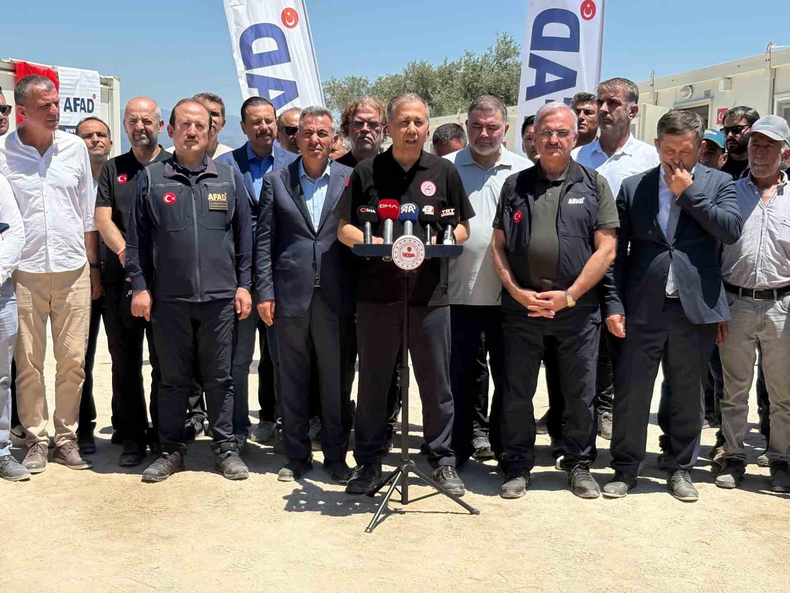 İçişleri Bakanı Yerlikaya, İzmir’de yanan köyleri ziyaret etti 
