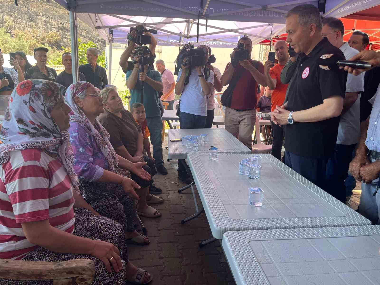 İçişleri Bakanı Yerlikaya, İzmir’de yanan köyleri ziyaret etti 