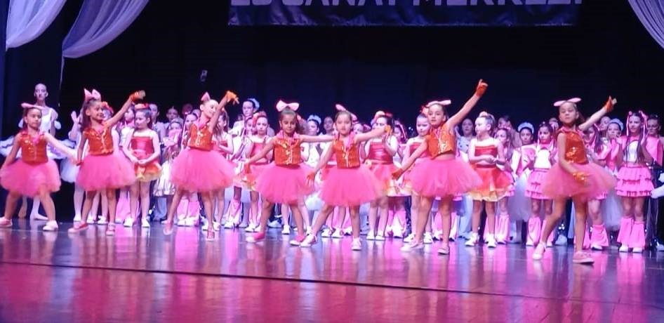 Minik dansçılar sahnede göz doldurdu 