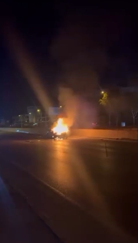 Bursa’da bir otomobil alev alev yandı 