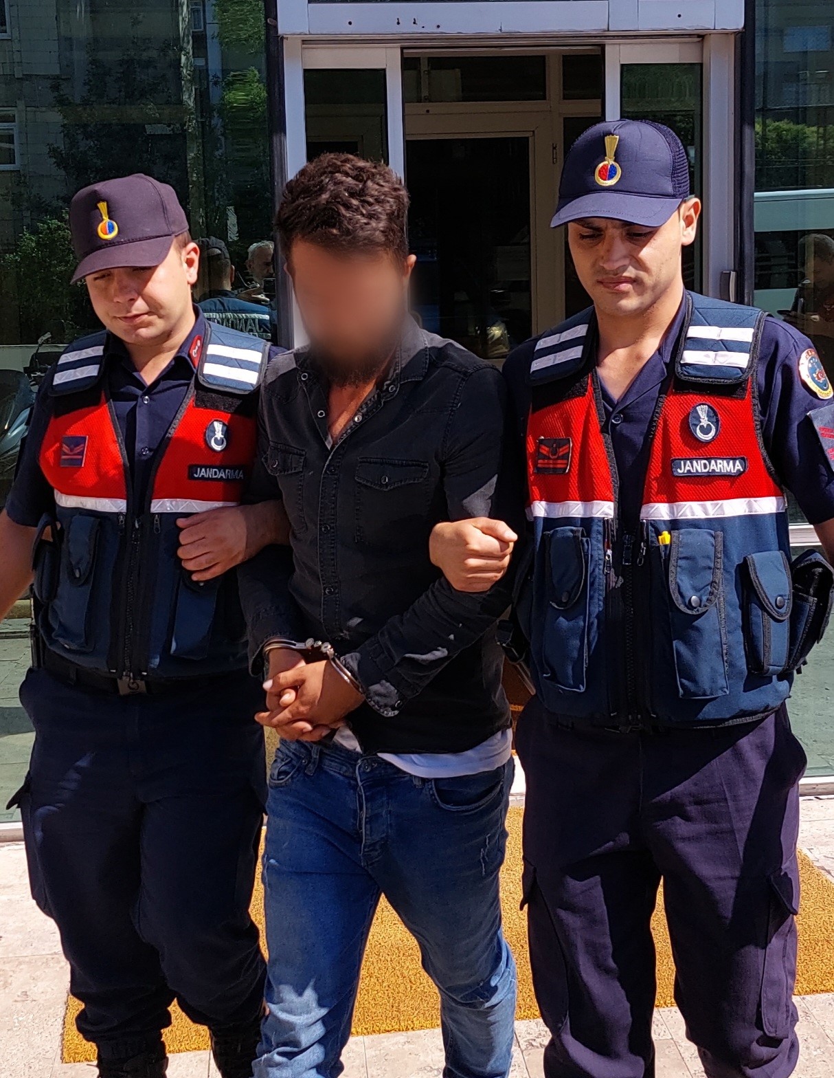 Husumetlisini vurmak isterken yanındaki 2 kişiyi yaraladı, özür diledi 