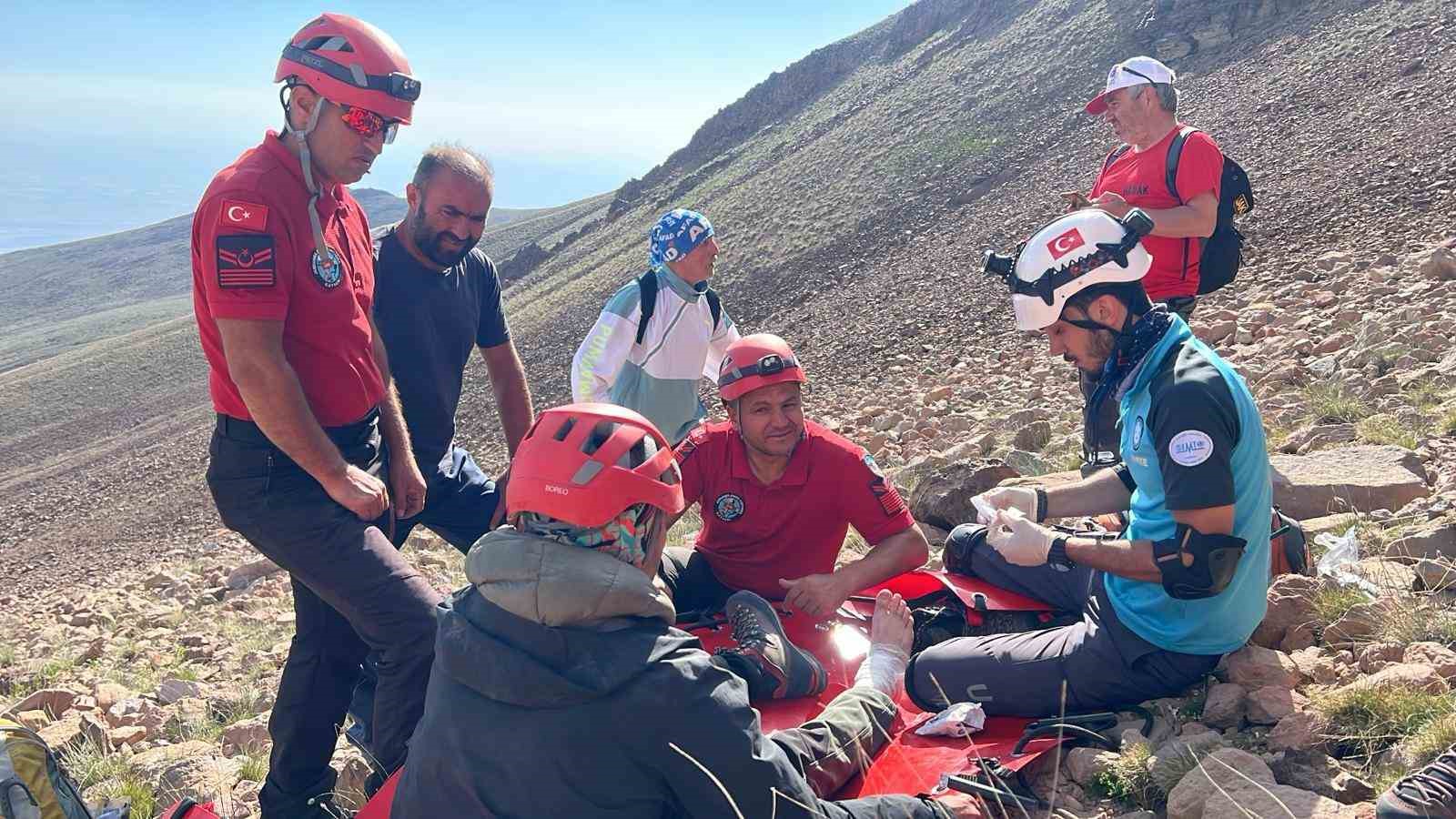 Erciyes’te yaralanan 2 dağcıya ulaşıldı 