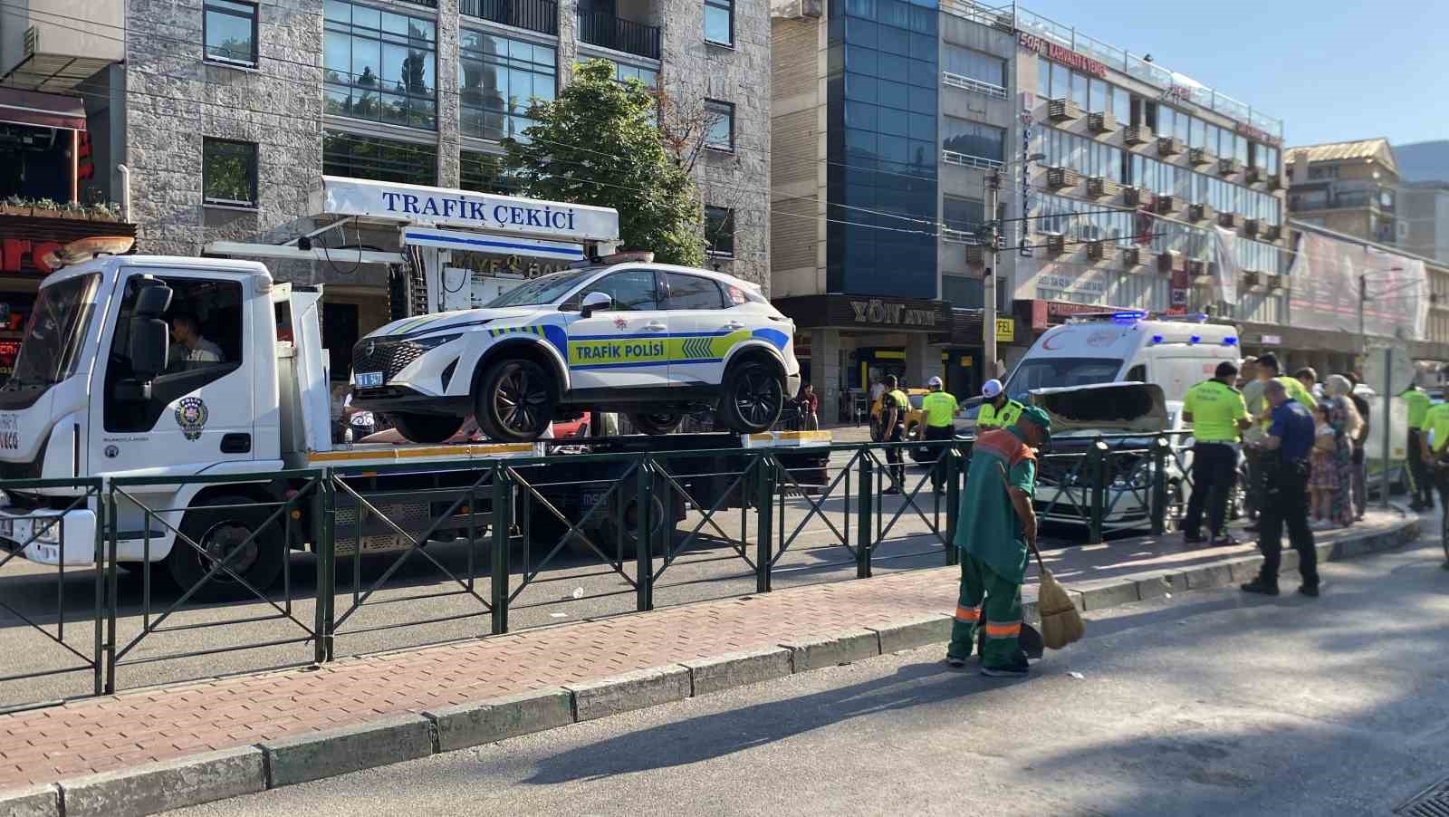 Park uygulaması yapan polise otomobil çarptı 