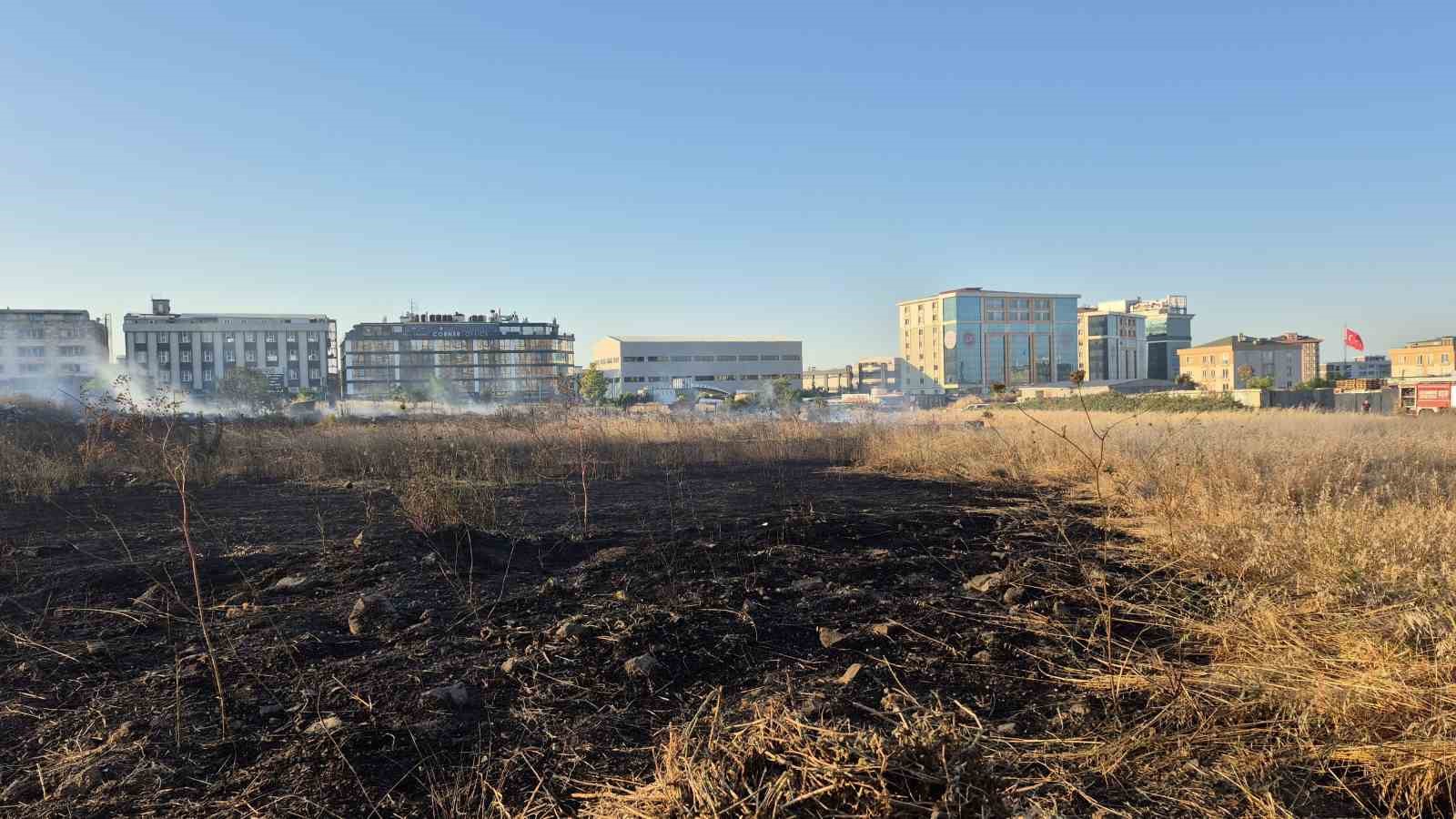 Beylikdüzü’ndeki otluk alan yangını kontrol altına alındı 