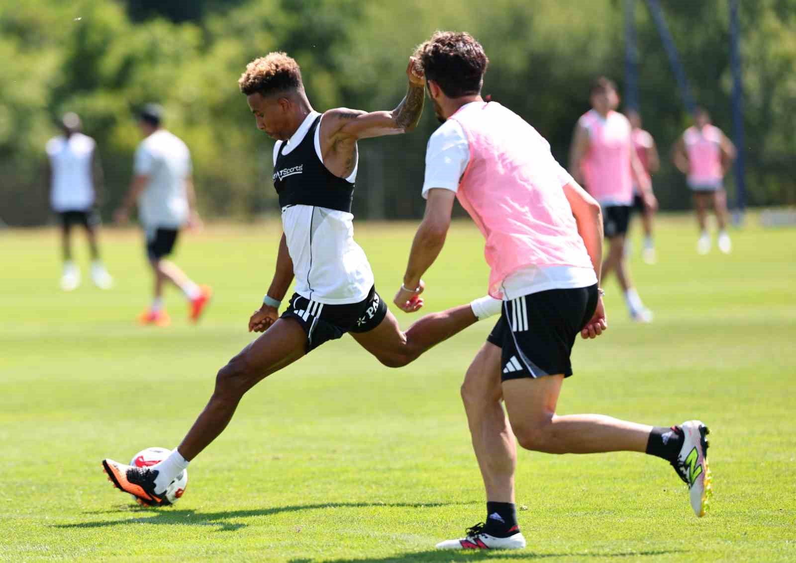 Beşiktaş sabah sahada, akşam salonda çalıştı 