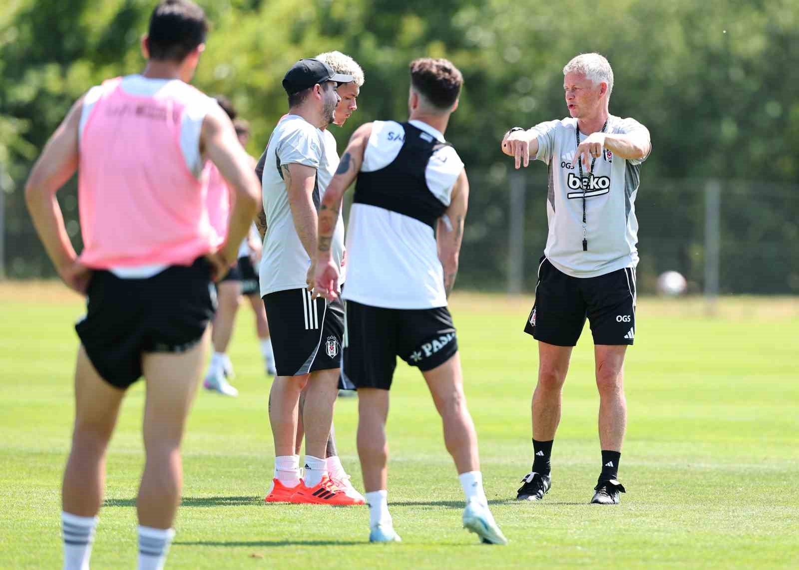 Beşiktaş sabah sahada, akşam salonda çalıştı 
