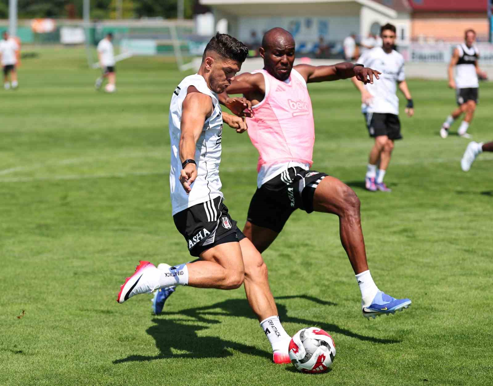 Beşiktaş sabah sahada, akşam salonda çalıştı 