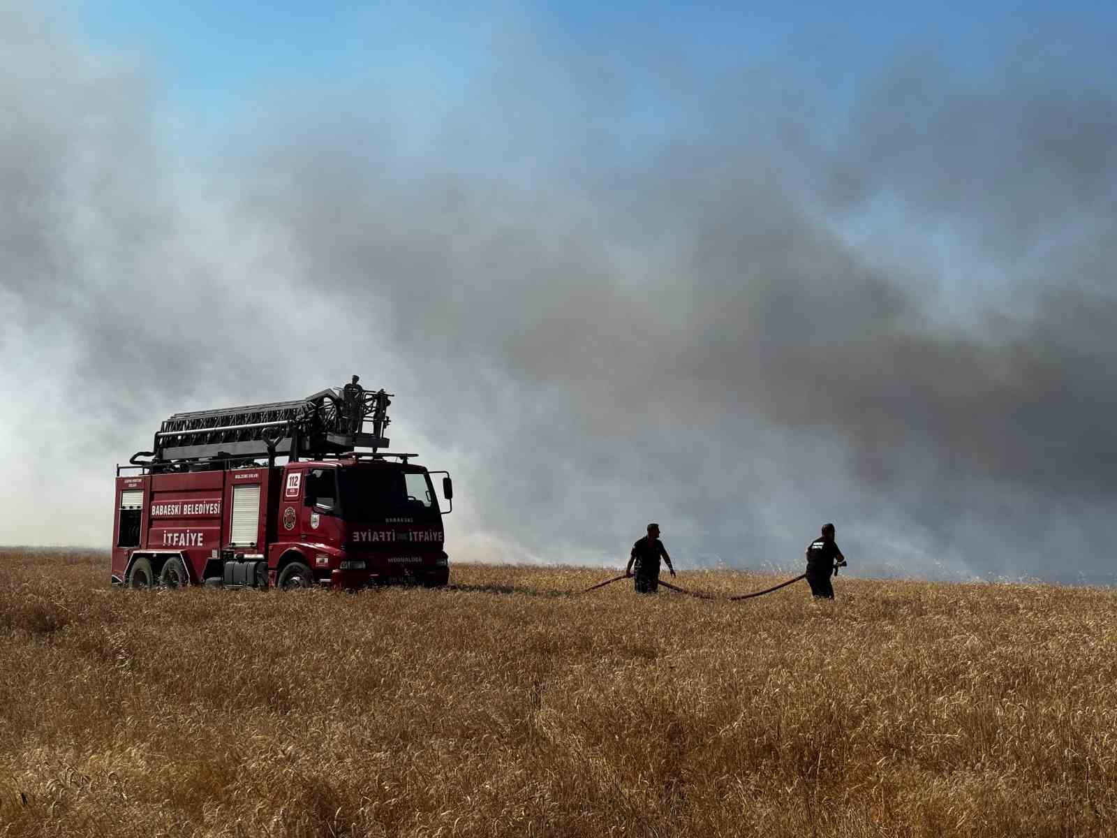 Babaeski’de tarım arazisinden askeri bölgeye sıçrayan yangın kontrol altına alındı 