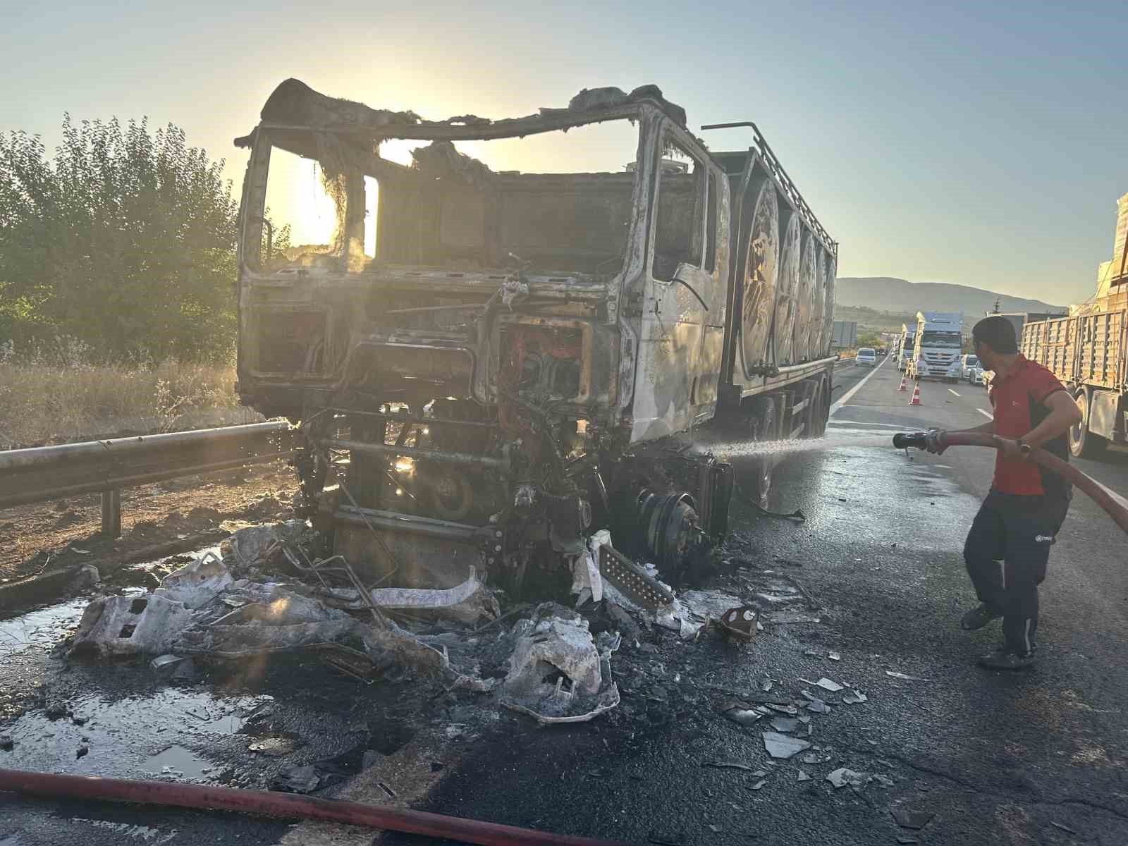Seyir halindeyken alev alan süt tankeri kullanılamaz hale geldi 