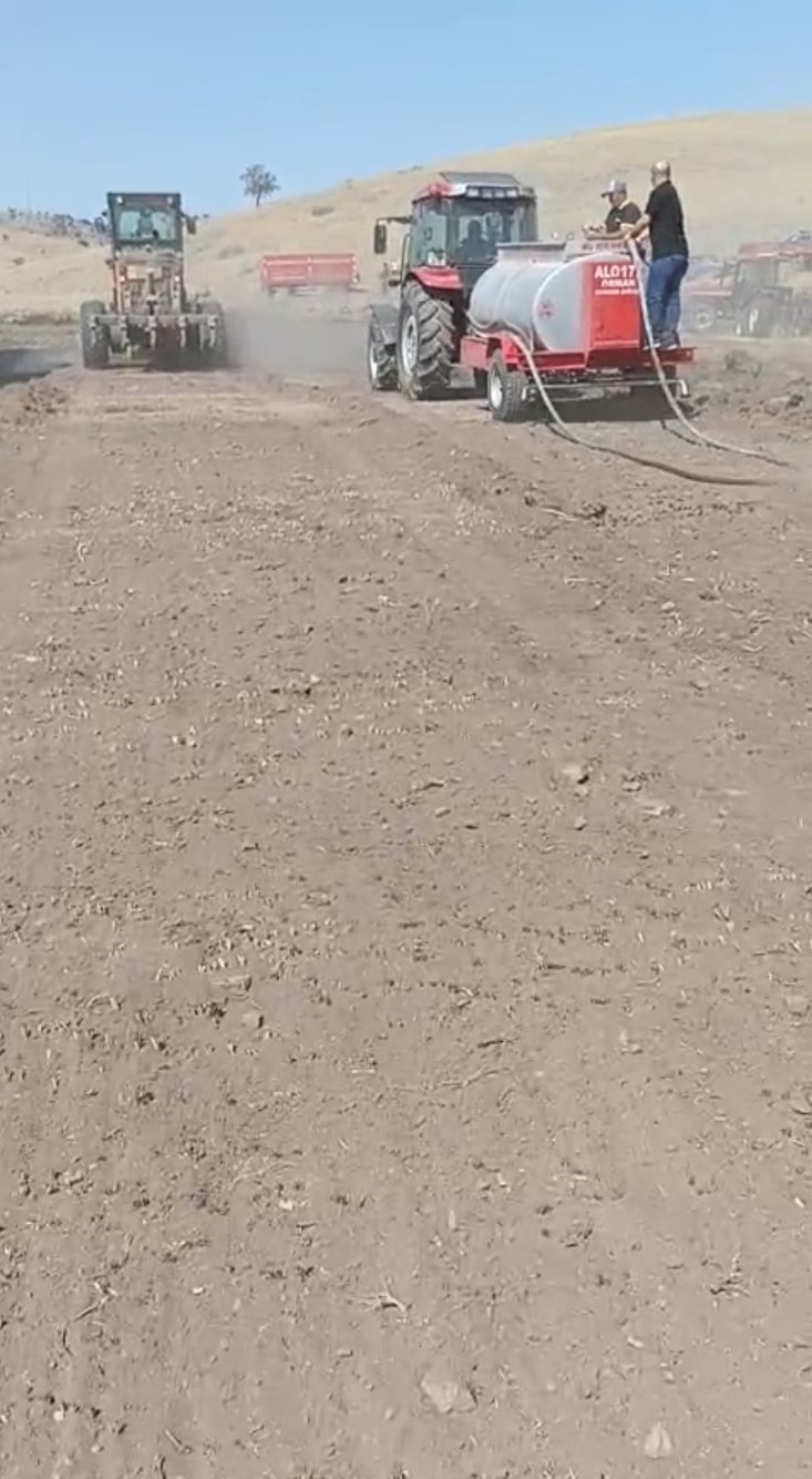 Burdur’da çıkan arazi yangını köylülerin imece usulü çalışmasıyla söndürüldü 