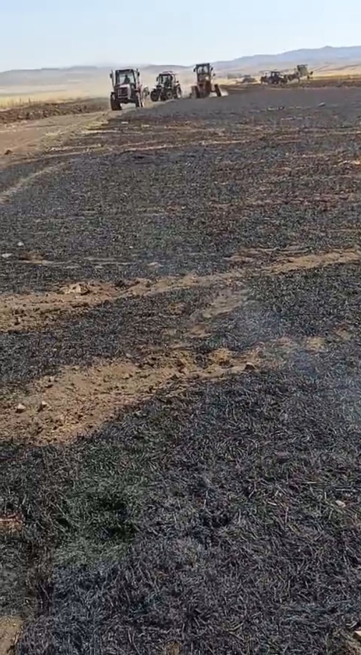 Burdur’da çıkan arazi yangını köylülerin imece usulü çalışmasıyla söndürüldü 