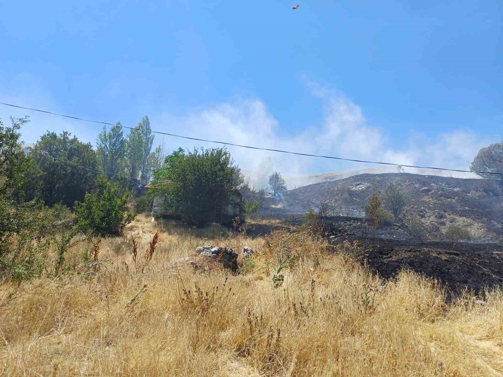 Çorum’da otluk alanda yangın: Evlere sıçramasını itfaiye önledi 