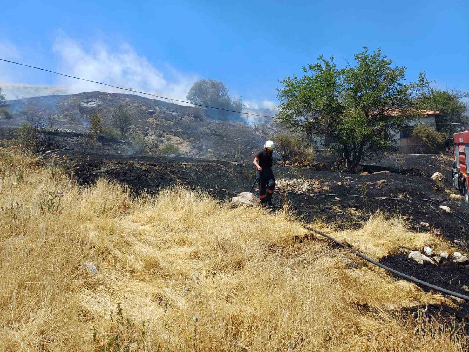Çorum’da otluk alanda yangın: Evlere sıçramasını itfaiye önledi 