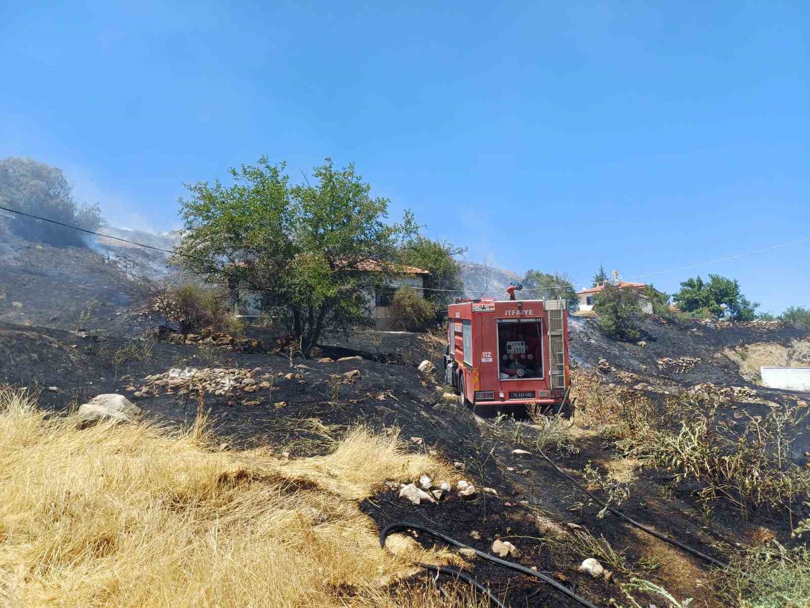 Çorum’da otluk alanda yangın: Evlere sıçramasını itfaiye önledi 