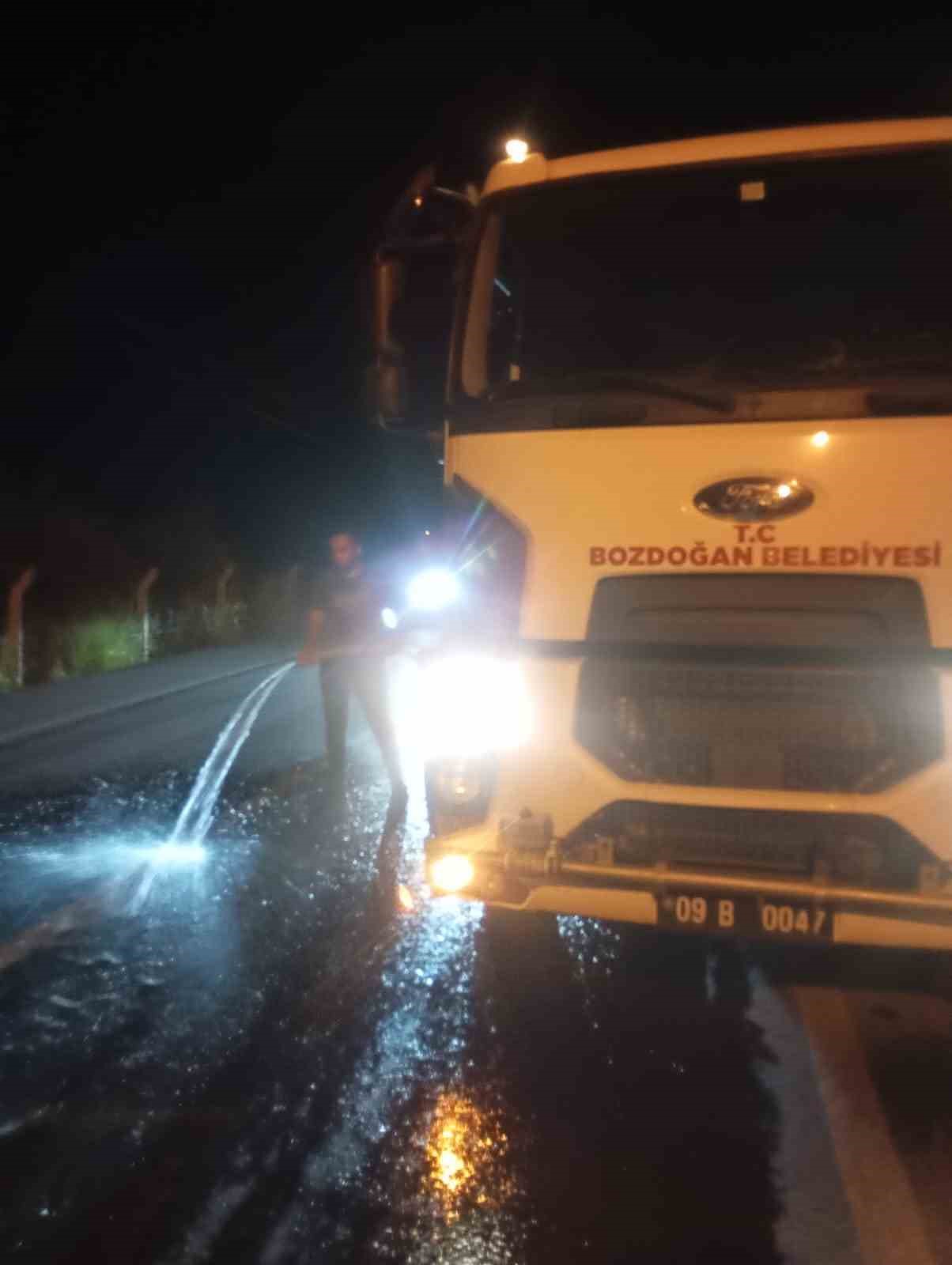 Yola dökülen yağ, belediye ekiplerince temizlendi