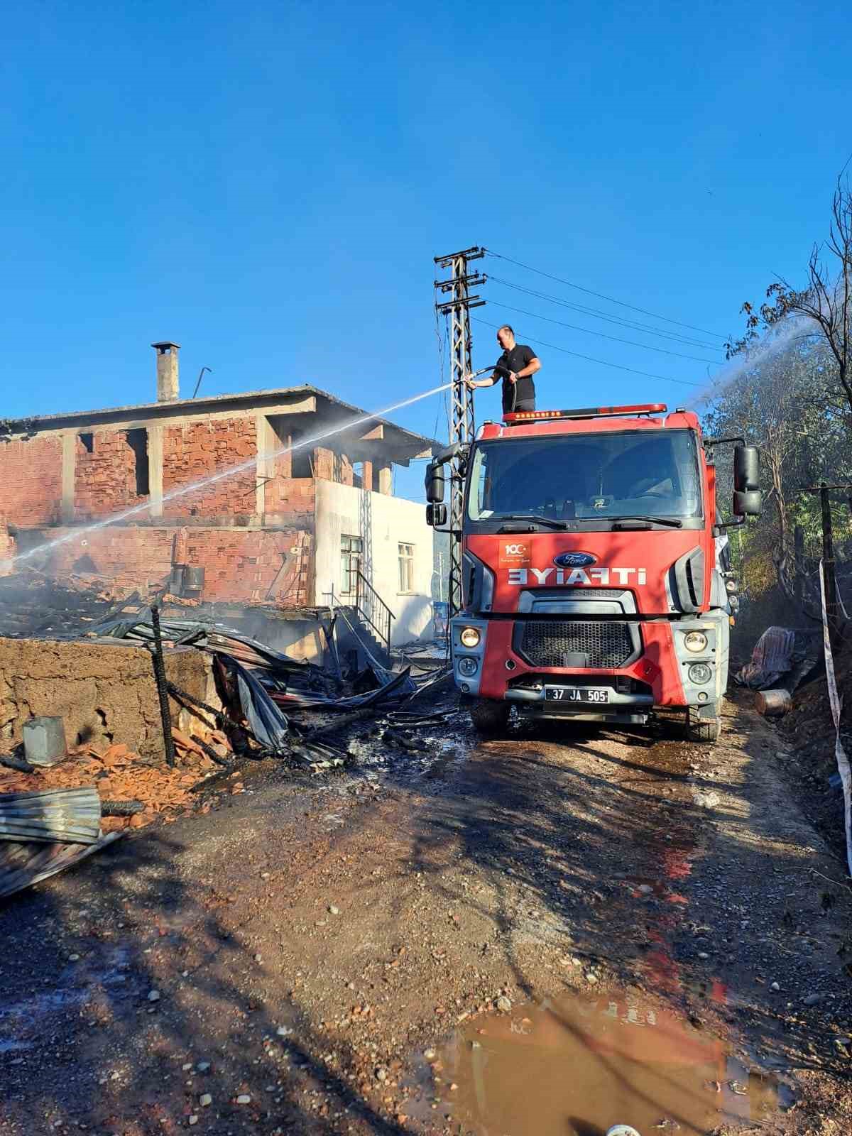 Alevlere teslim olan ev küle döndü: 1 eşek telef oldu 