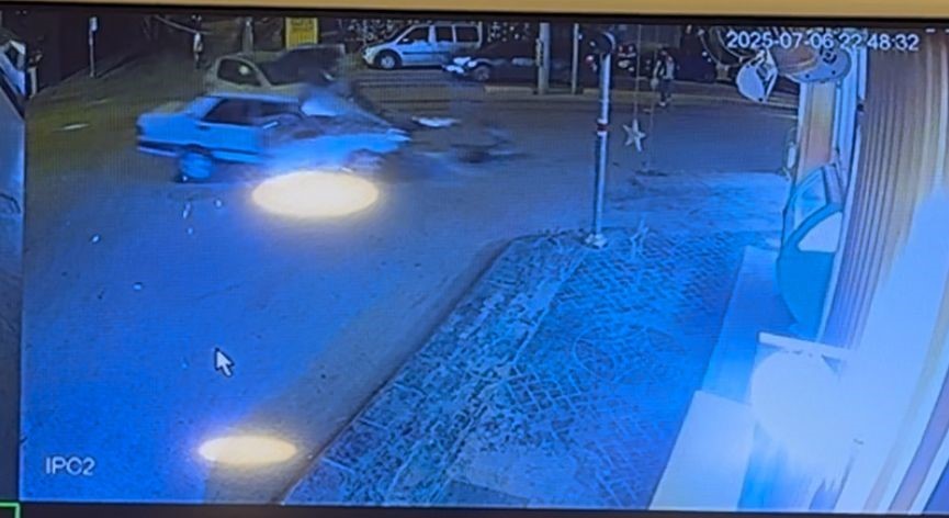 Manevra yapan araca vuran Tofaş, kontrolden çıkıp kaldırımda yürüyen vatandaşa böyle çarptı 