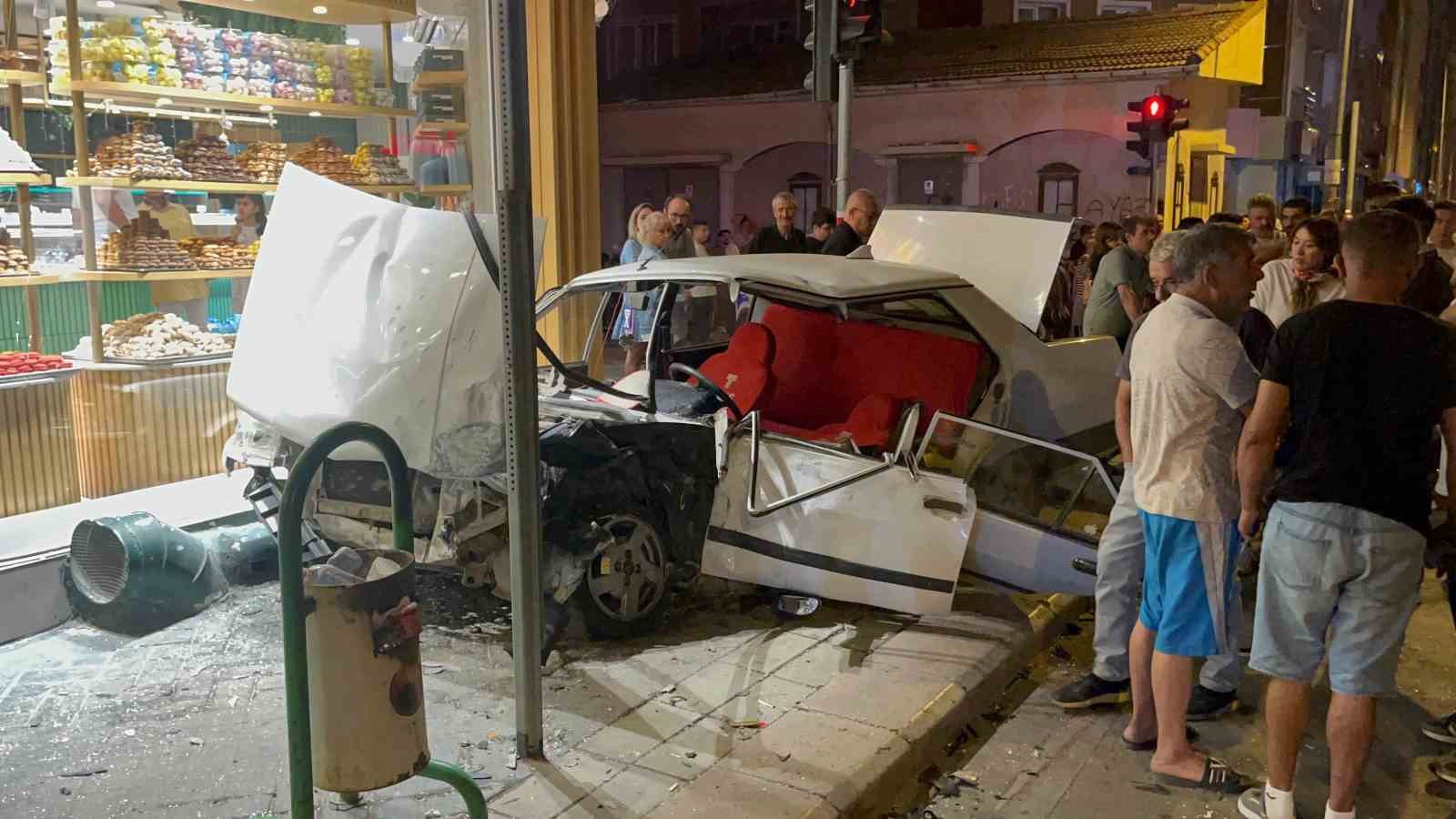 Manevra yapan araca vuran Tofaş, kontrolden çıkıp kaldırımda yürüyen vatandaşa böyle çarptı 